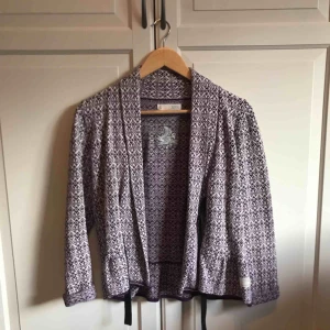  - Kofta från Odd Molly. Storlek S. Använd ett fåtal gånger därav i nyskick. Köpt för 1700kr. Kan postas, då står köparen för frakten.