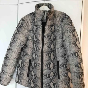  - Tunnare täckjacka i snakemönster. Som ny, endast använd ett par ggr!