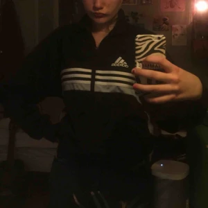  - svart kofta från adidas. i bra skick. står att den är storlek L men tycker den är M. skiitsnygg både med uppdragen dragkedja eller öppen!!