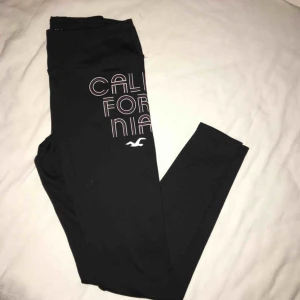 - Snygga träningsbyxor från Hollister som passar både XS och S. Väldigt bekväm passform som förtydligar kurvor. Näst intill oanvända. Har du några frågor eller vill ha fler bilder är det bara att skriva till mig 😊 Frakt betalar köparen. 