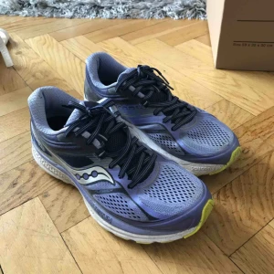  - Löparskor från Saucony, mycket sparsamt använda!   Skickar ej, möts endast upp i Sthlm. 