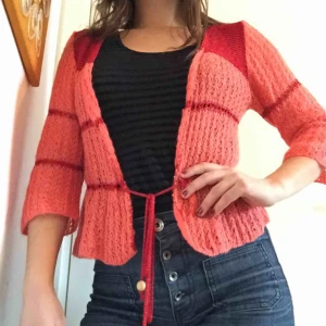  - Jättefin kofta i aprikos-rosa, strlk 36 typ. 