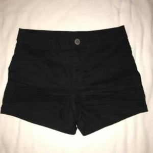  - Svarat shorts. Super snygga och bekväma. Väldigt stretchiga. Näst intill oanvända. Har du några frågor eller vill ha fler bilder är det basa att skriva till mig 😊 Frakt betalar köparen.