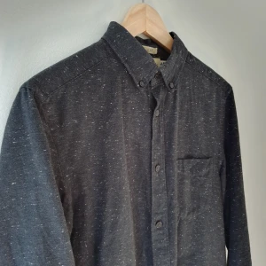  - Svart skjorta med skönt "mönster" från HM. Köparen står för frakt 😊