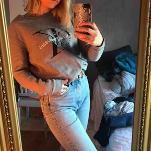  - En collage tröja från Calvin Klein, använd ett fåtal gånger. Pris kan diskuteras!