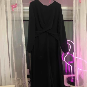  - Långärmad jumpsuit med vida ben med detalj i midjan