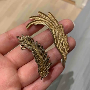  - Skitsnygga örhängen som går upp örat!