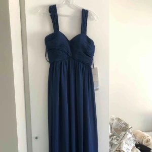  - Har en klänning bara hemma som aldrig kommer till användning, storlek XS. Den är ankellång klänning. Med inbyggd bh i. 1500 kr, priset kan diskuteras. Kan fraktas men köparen står för frakten 