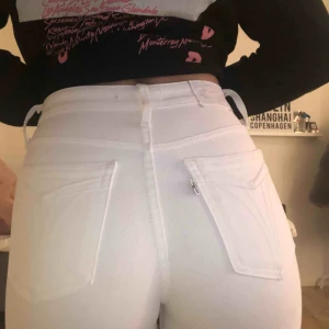  - Säljer mina vita high Rise jeans från Levis pga att de inte längre kommer till användning. De är ca 1år gamla men har bara använt dom ett fåtal gånger :)