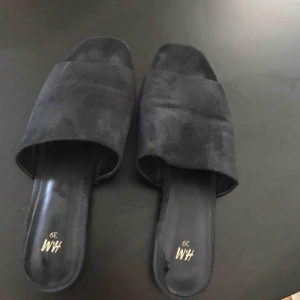  - Slippers från HM! I priset inför frakt!