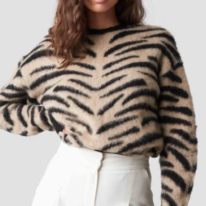  - Snyggaste stickade tröjan från NA-KD! Tiger/leomönstrad! Supergosig och knappt använd🥰 storlek XS men passar helt klart S!! köparen står för frakt!! Nypris: 500kr