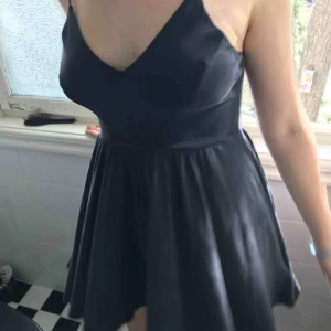  - Jätte fin byxdress som ser ut som en kort klänning. Den är i siden och är väldigt mjuk.