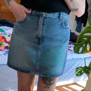  - Jeanskjol från Other stories, knappt använd. Storlek 38!