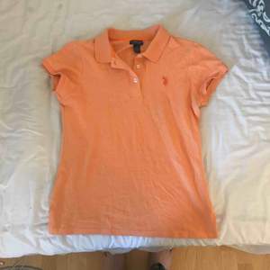 Skön orange T-shirt, för fler bilder skriv, bud mottages, frakt tillkommer