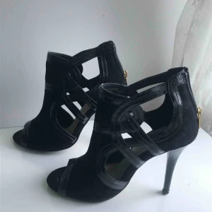  - Supersnygga klackar som är i ett jättefint skick.