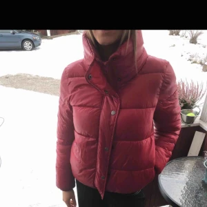  - Sparsamt använd croppad vinterjacka i dun! Super fin ❤️❤️❤️