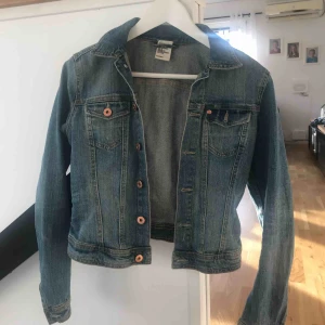  - Säljer en jeans jacka som tyvärr blivit för liten för mig. Den är i bra skick bara använd ett fåtal gånger 🥰 skriv om du vill veta ngt eller ha mera bilder.