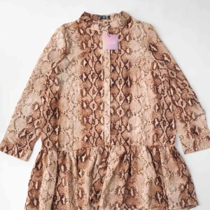  - Oanvänd klänning från Missguided. Orm-mönstrad med volang. Orginalpris är 25£=308kr. Jag säljer klänningen för 180 kr. 
