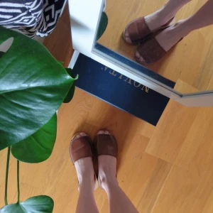  - Söta sandaler i fejkskinn! Jag har inte kunnat använda dem pga för små, så de är i jättefint skick! ✨ frakt tillkommer om du inte kan hämta i Stockholm 