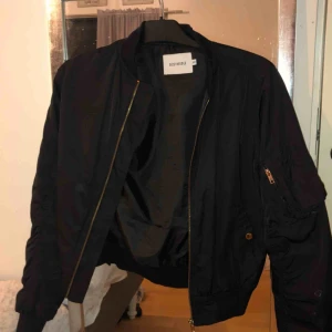  - Svart bomberjacka storlek xxs men snarare XS/S! 