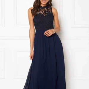  - Säljer en jättefin balklänning använd vid endast ett tillfälle. Den är marinblå med spets högst upp (långklänning) Passar bra på mig som har storlek 36 (S) och är ca 165.