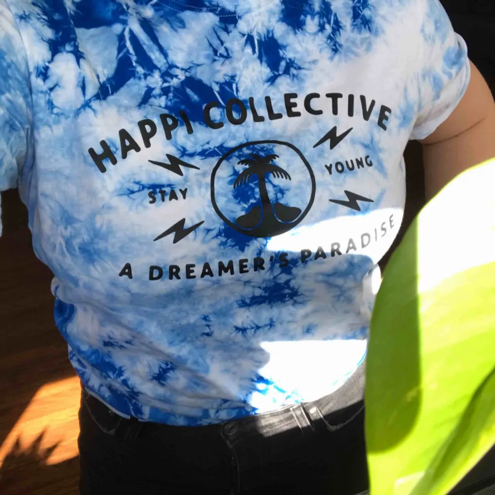 Såå härlig tisha från Happi Collective, köpt på hallifornia i somras. Använd en gång så i nytt skick!! Köparen står för frakten. T-shirts.