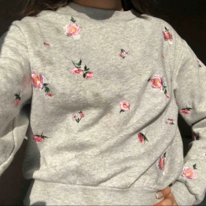  - Sjukt fin tröja men har aldrig kommit till användning så säljer den❤️