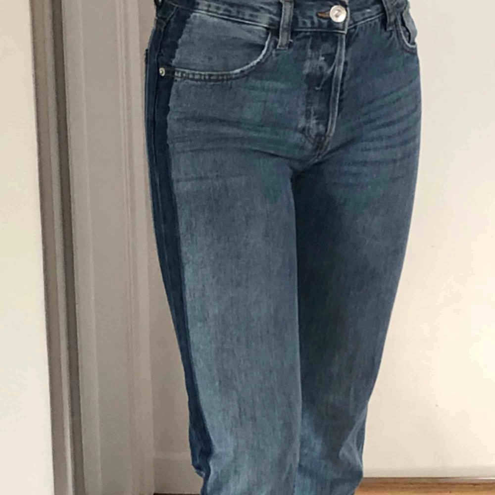 Jeans med mörkare blå revär på sidan. Köpta på mango förra våren för 400kr. Skicket är bra. Modellen är rak och även avklippta längst ner.. Jeans & Byxor.