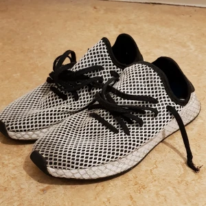  - Förstörda adidas skor, hål i nätet och väldigt skitiga, tänker ifall någon vill köpa för att kanske klippa nätet helt, har hört att det blir väldigt snyggt. Annars väldigt sköna och enkla skor.