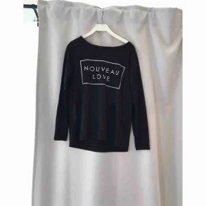  - Svart tröja med tryck. Hämtas i Kalmar eller skickas om köparen står för frakten. 