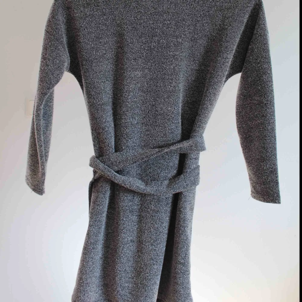 Cool grå klänning som man kan knyta omlott. Säljer pga har blivit för liten, annars knappt använd. Ärmarna är trekvarts ärm. Klänningar.