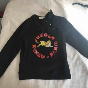  - En kenzoXH&M tröja. Original pris är 599:-. Använd 2 gånger så den är som ny. PRISET KAN ALLTID DISKUTERAS JAG ÄR ÖPPEN FÖR ALLT