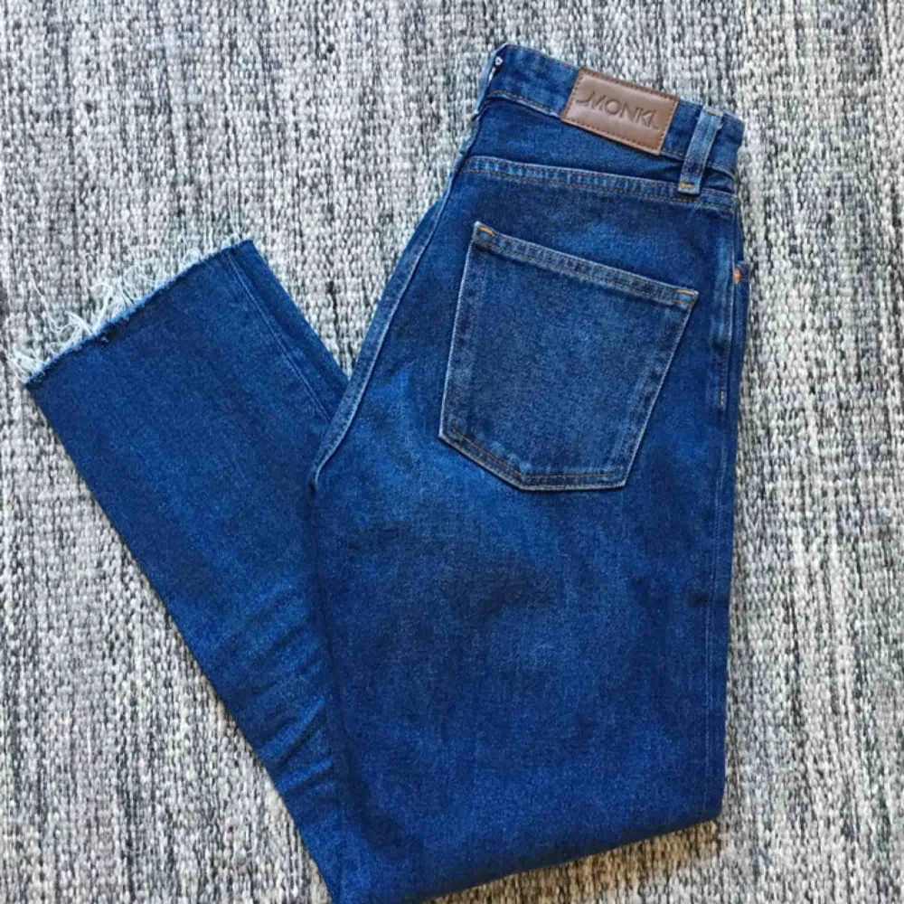 Blåa jeans från Monki. Jeans & Byxor.