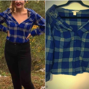  - Blårutig skjorta från 𝘏&𝘔. Halvt offshoulder, och kortare variant.  Använd endast ett fåtal gånger då den på mig är trång över bysten (Har D-kupa). Storlek 36.