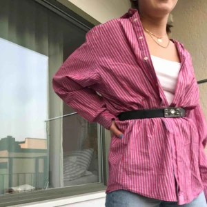  - Jättecool randig skjorta! As fint skick. Är fler intresserade blir det budgivning. Frakt tillkommer. Annars möts vi på söder💙💙