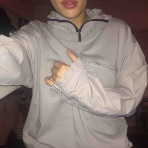  - Unikt plagg från Adidas. En blandning mellan tröja och jacka. Perfekt för sommar kvällar/vår. Reflex rand längst armar och rygg.