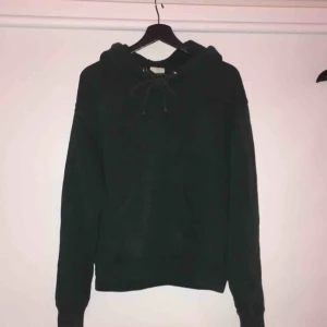  - Hoodie från Weekday. Mörk grön, färgen ses bäst på bild 3. Vanligt begagnat skick.