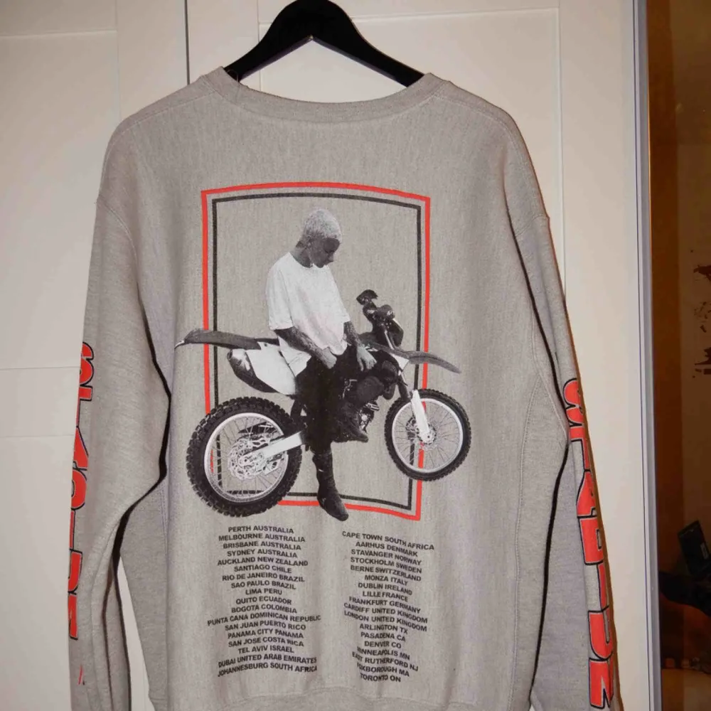 En collage tröja köpt på Justin biebers turné, från champion, säljs då jag aldrig använt den. Kan användas som klänning om man inte är för lång ! . Tröjor & Koftor.