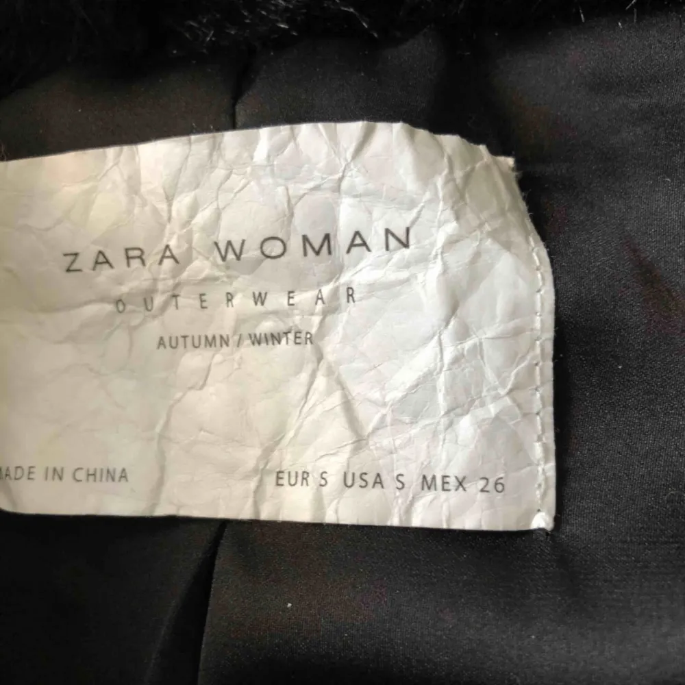 Zara svart fuskpäls mellan kappa/jacka Änvant flera gånger men det är fortfarande i mint condition! . Jackor.