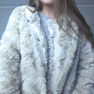  - En väldigt mysig och skönt jacka. Ganska tunn så används mer på våren. Säljer pga att jag har en till likadan jacka.  Aldrig använd. Ny pris: 250kr Köparen står för frakten