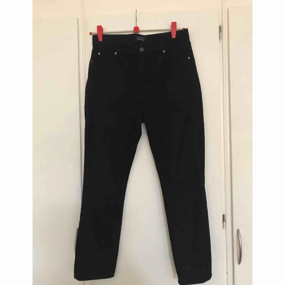 Svarta jeans från & Other Stories. Använda en gång och köpta i höstas. Den har storlek 28 i midjan, men skulle säga att de även passar storlek 30. . Jeans & Byxor.