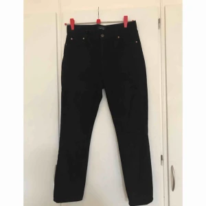  - Svarta jeans från & Other Stories. Använda en gång och köpta i höstas. Den har storlek 28 i midjan, men skulle säga att de även passar storlek 30. 
