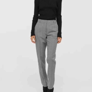  - Ett par kostymbyxor från H&M. Byxorna har avsmalnande ben och normalhög midja. Sidfickor.Aldrig använda. Storlek M (74 cm i längd)