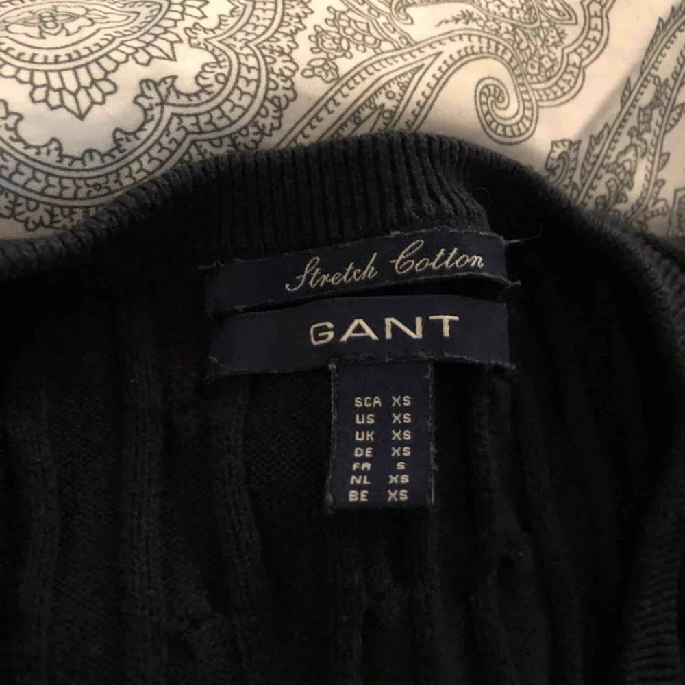 V-ringad kabelstickad tröja från Gant. Det står att det är storlek XS men passar även en S. Köparen står för frakt💕 Skriv om ni har några frågor eller funderingar!. Tröjor & Koftor.