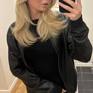 Bomber jacka i skinn - En super cool bomber jacka i skinn från zara 🖤