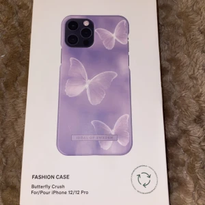Ideal Of Sweden Butterfly Crush mobilskal  - Ideal Of Sweden mobilskal i Butterfly crush, den är till Iphone 12/12 Pro. Originalpris ligger på 299kr men jag säljer för 249kr. Den är helt oöppnad, klistermärket är kvar. Jag råkade beställa fel modell.