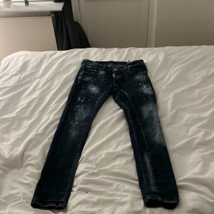 Dsquared2 - Dsquared2 byxor, dom är äkta och är i bra skick, inga hål eller skador. Det finns Scan på den. Och det är storlek 44 i italiensk storlek men skulle säga att det är som Small