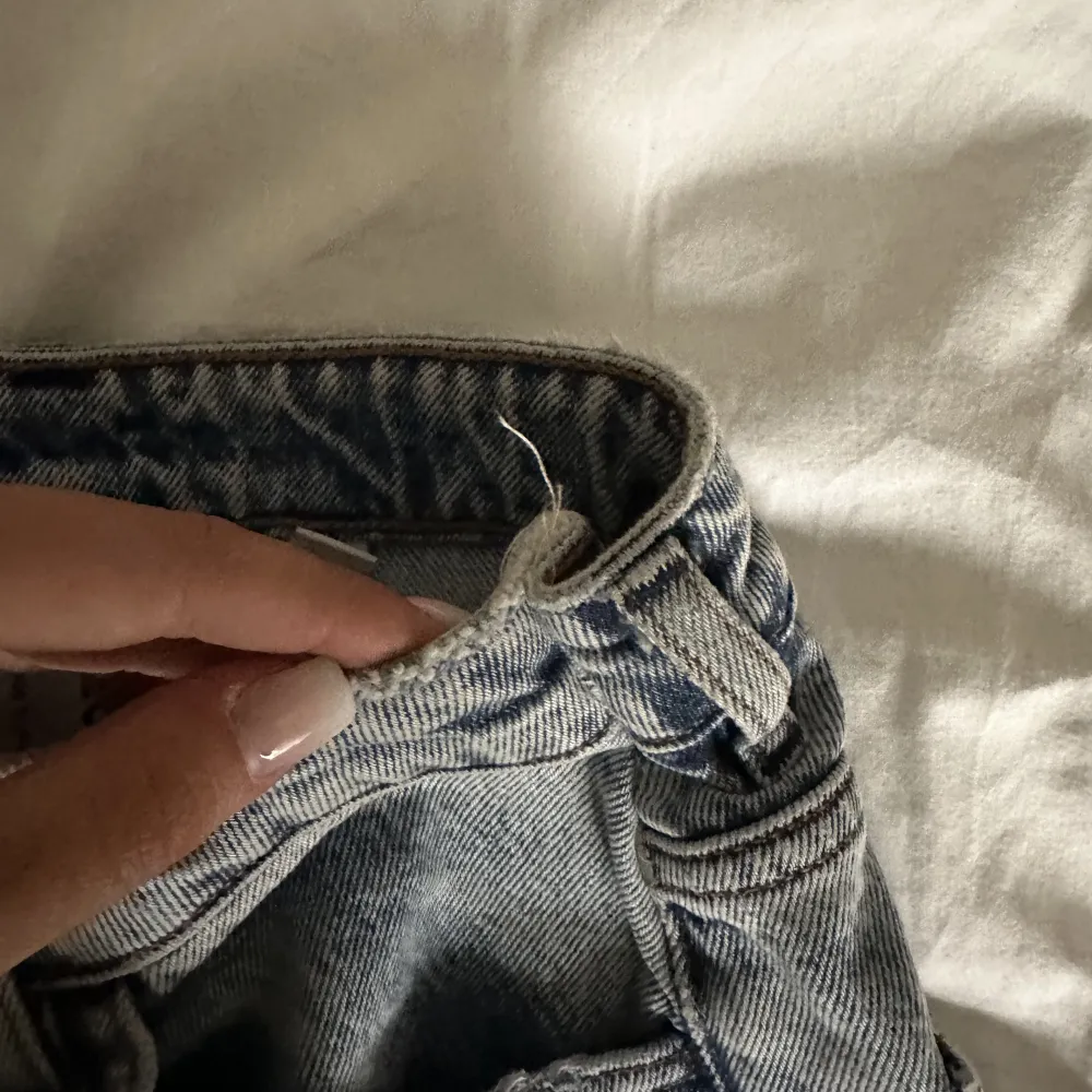 Raka jeans från ASOS❤️ Har sytt in dessa på båda sidor som jag visar på sista bilden, går att enkelt sprätta om det önskas.. Jeans & Byxor.