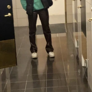 Bruna skinnbyxor - Säljer ett par bruna skinnbyxor. Jätte fint skicks och super bekväma😊