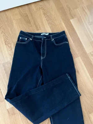 Blå jeans  - Säljer dessa jeans från NA-KD som är i Storlek 40. Skriv privat för fler bilder eller andra frågor!☺️ Köper står för frakten! Frakten kostar 55  kr! 